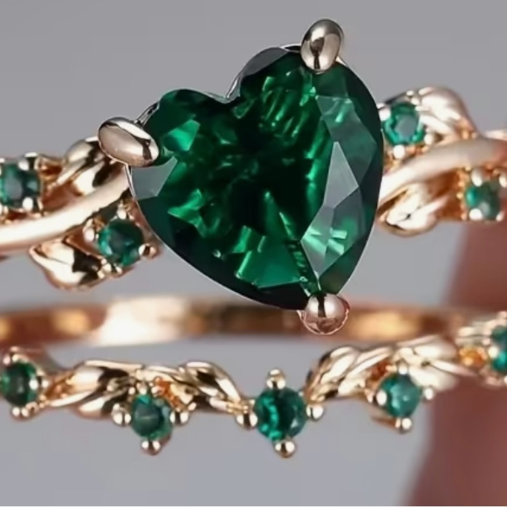 Irsh engagement wedding band set Emerald Heart Gold Ring red or green